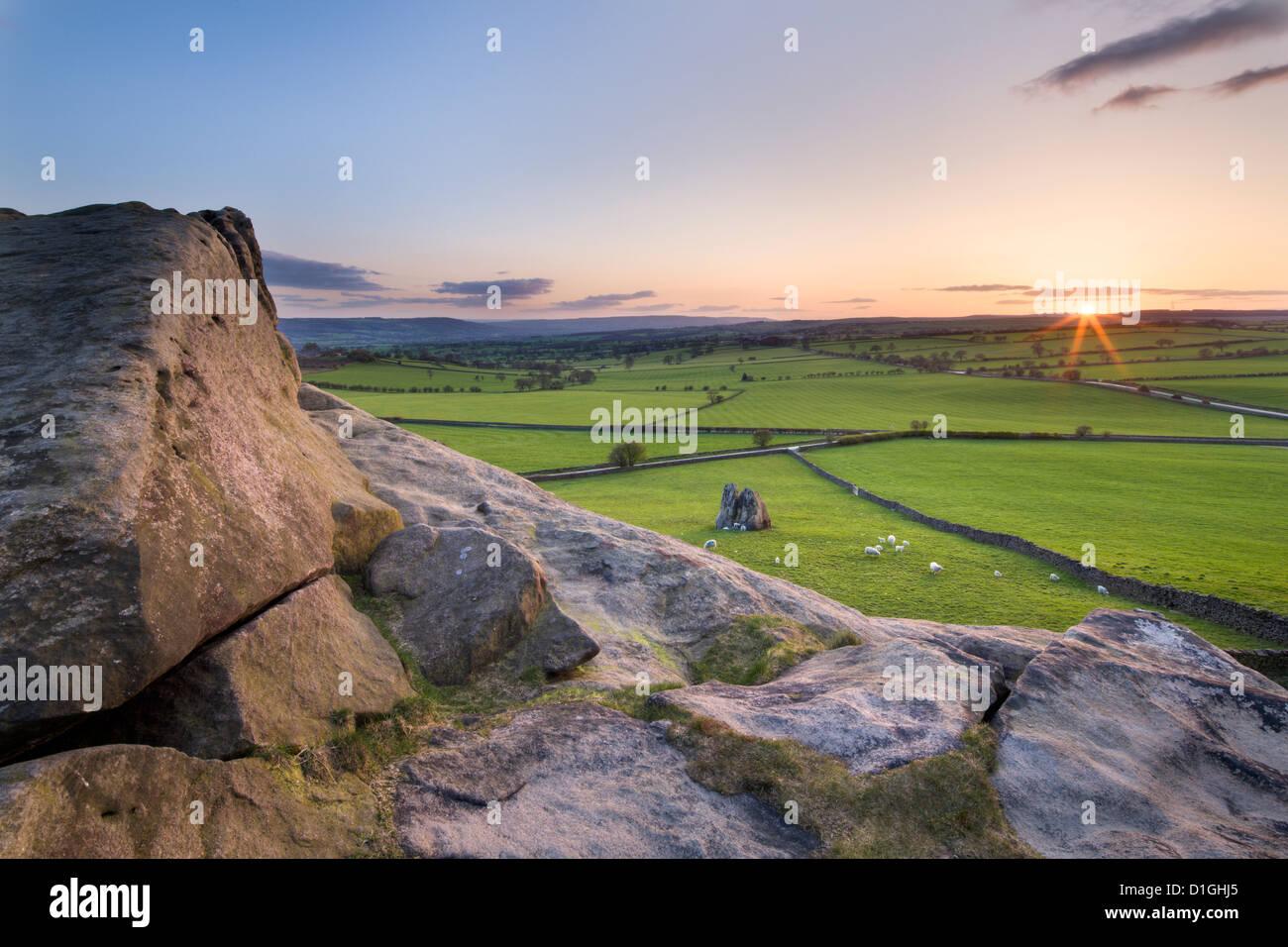 Coucher de soleil depuis le haut de Almscliff Crag au printemps, Yorkshire du Nord, Yorkshire, Angleterre, Royaume-Uni, Europe Banque D'Images