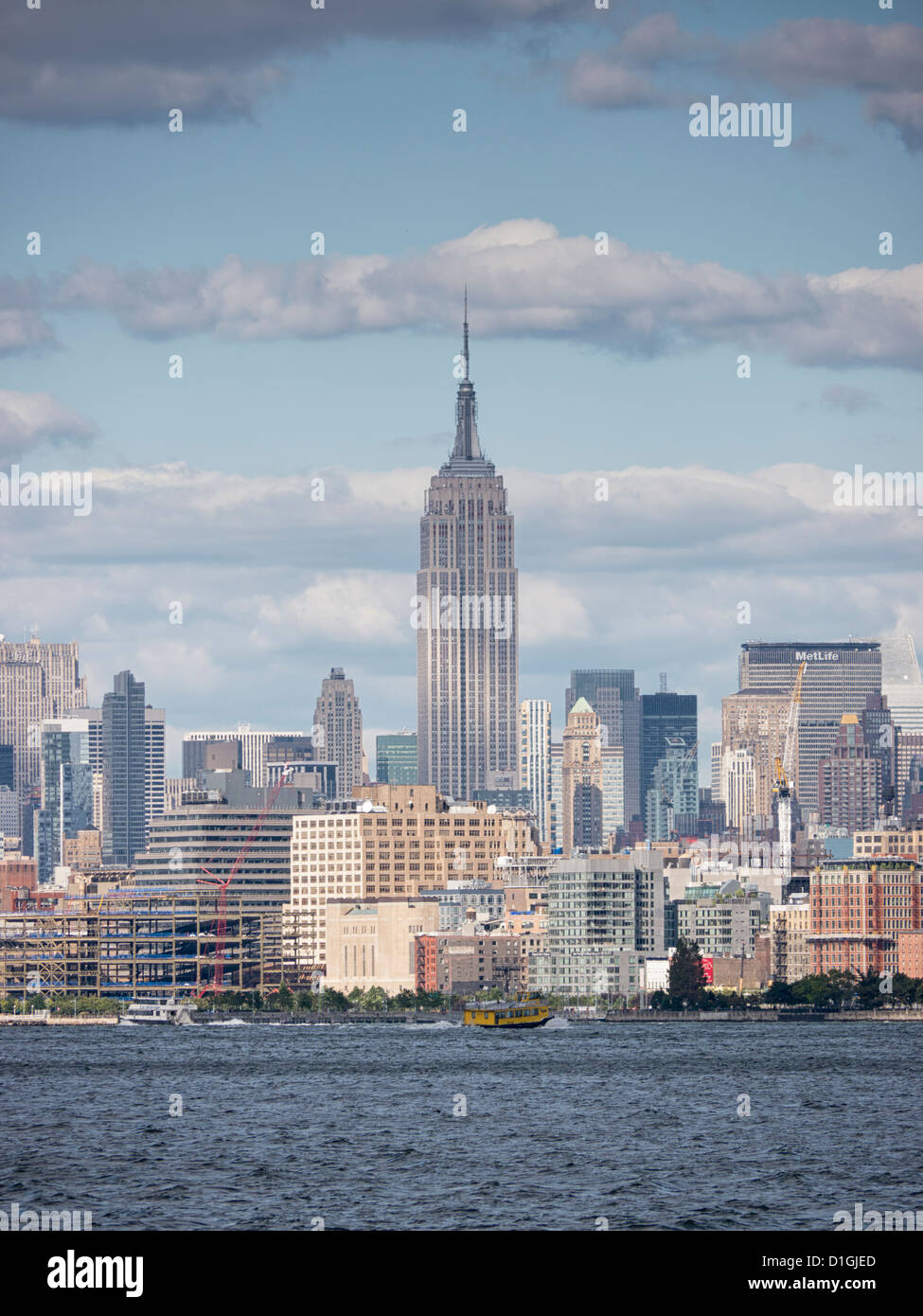Lors de l'examen de gratte-ciel rien tout correspond à l'Empire State Building de New York City Banque D'Images