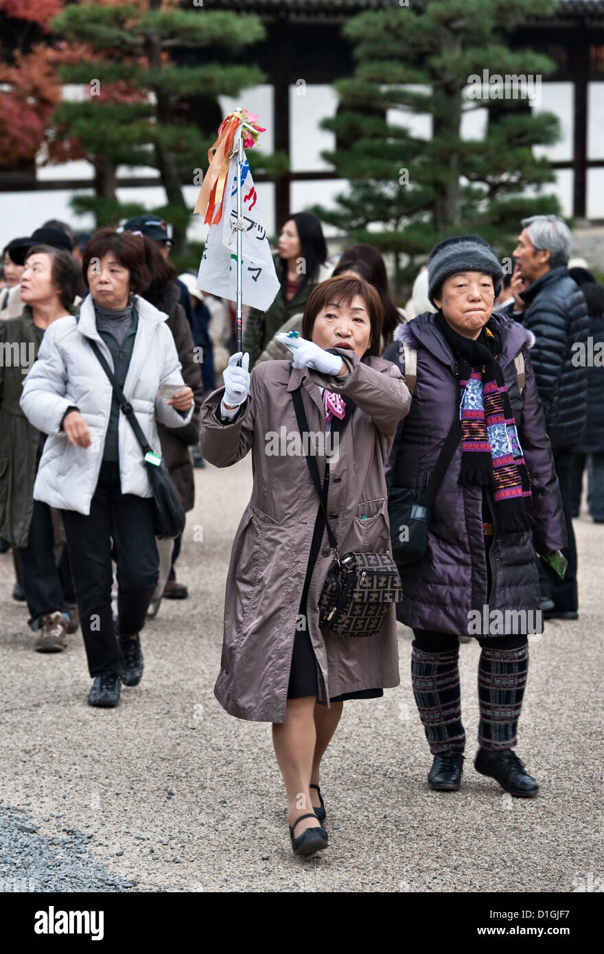 Un guide de tourisme féminin conduit un groupe touristique à visiter Tofuku-ji, Kyoto, Japon, un endroit célèbre et populaire pour voir le feuillage d'automne, ou koyo Banque D'Images