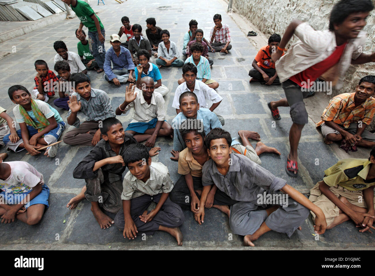 Vijayawada, Inde, les enfants des rues d'attendre à l'extérieur un refuge de nuit Banque D'Images