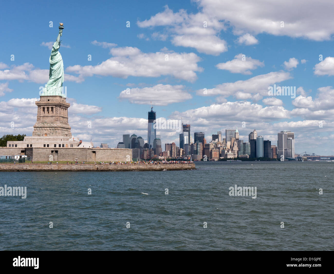 La Statue de la liberté donnant sur le sud de Manhattan et le quartier des affaires de la ville de New York aux États-Unis Banque D'Images