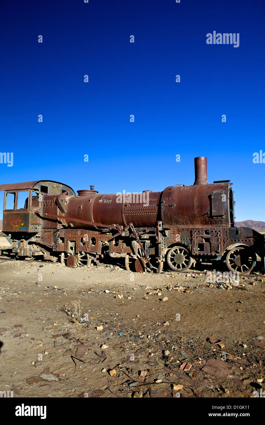 La rouille vieille locomotive à vapeur à la gare de train (cimetière ...