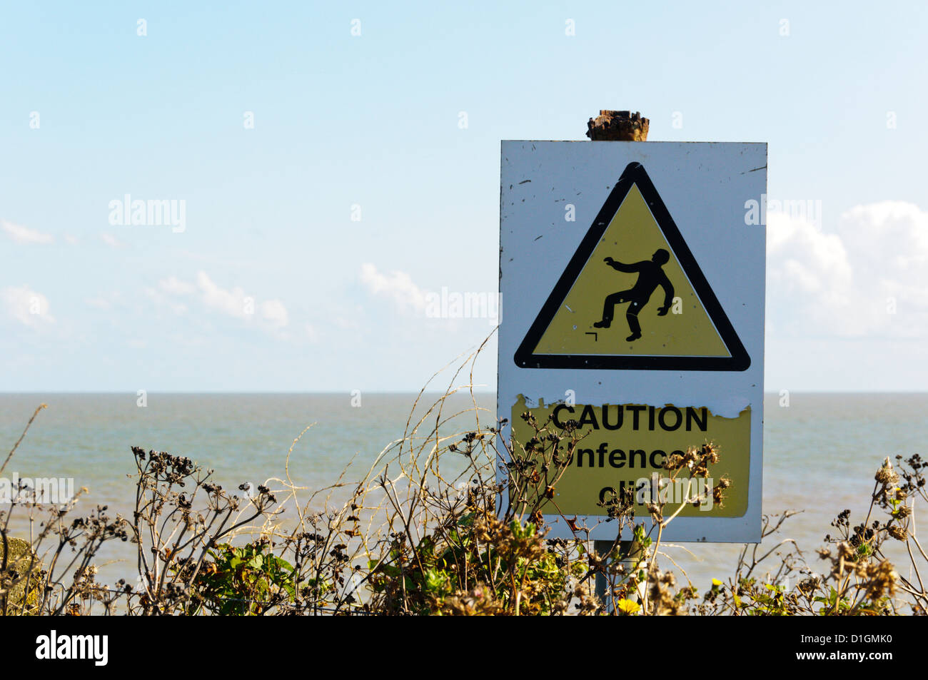 Un signe d'avertissement sur les falaises dangereuses North Foreland, dans le Kent. Banque D'Images