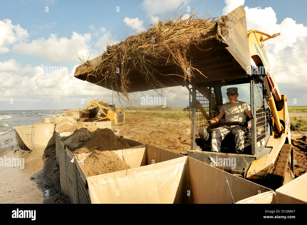 La Garde nationale de la Louisiane construire une barrière Hesco Concertainer mur dans un effort pour empêcher l'huile d'atteindre la plage le long de la côte de la paroisse de Cameron, 14 juin 2010 à Cameron, LA. Banque D'Images