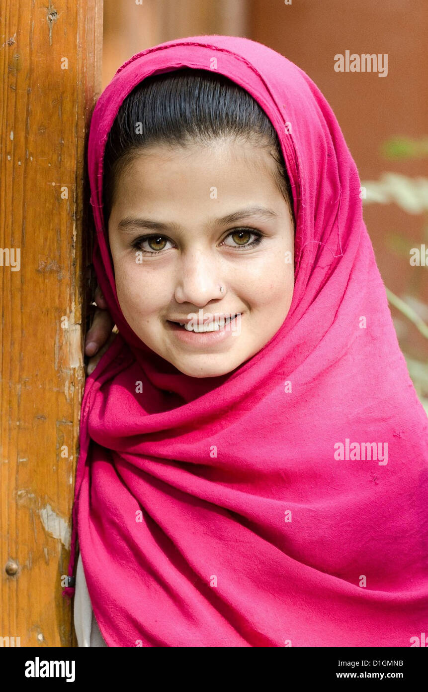 Jeune fille afghane sourit en faisant vos achats chez le bazar le 1 septembre 2012 à Kaboul, Afghanistan Banque D'Images