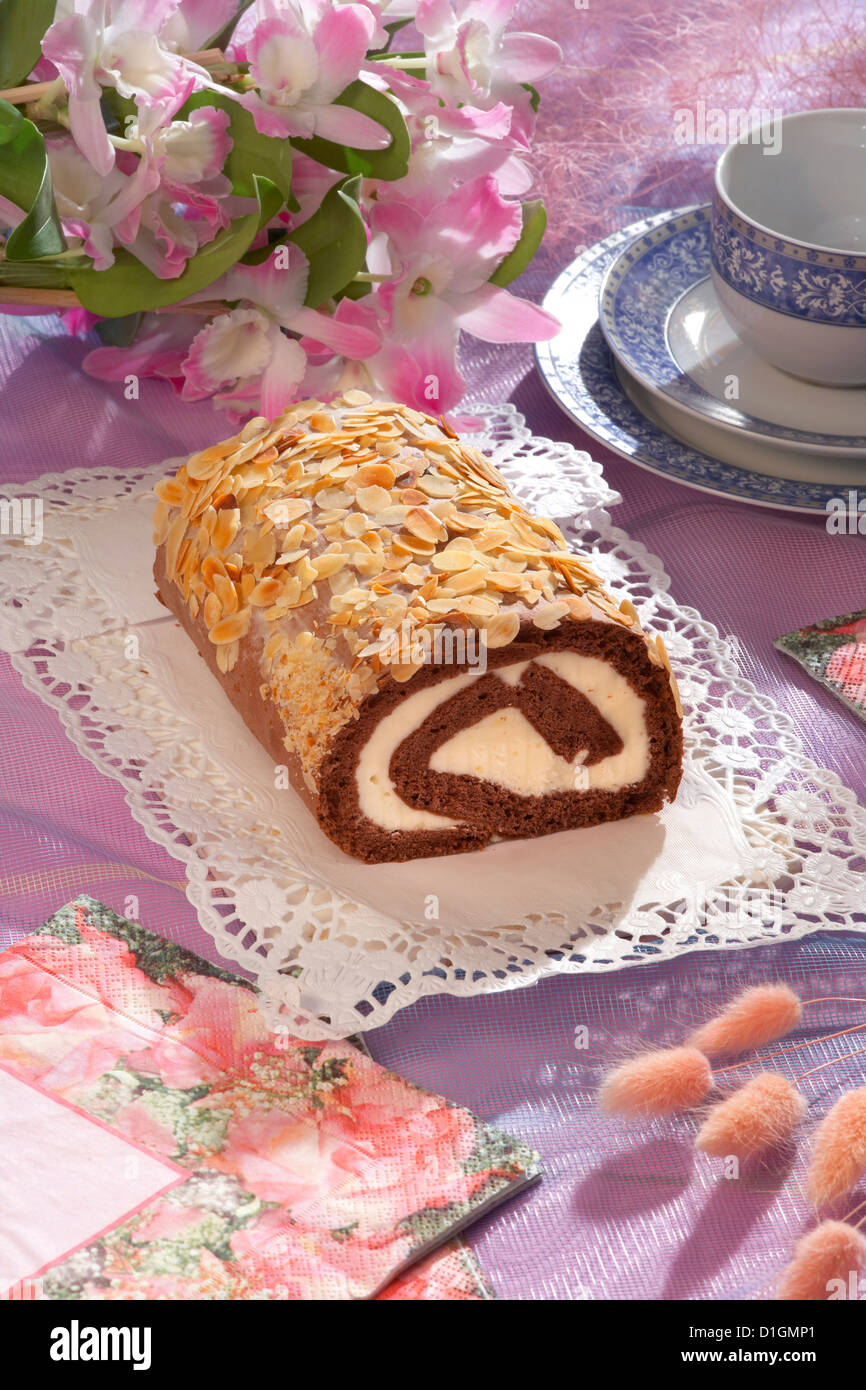 Gâteau Roulé au chocolat garnie de peanut Banque D'Images