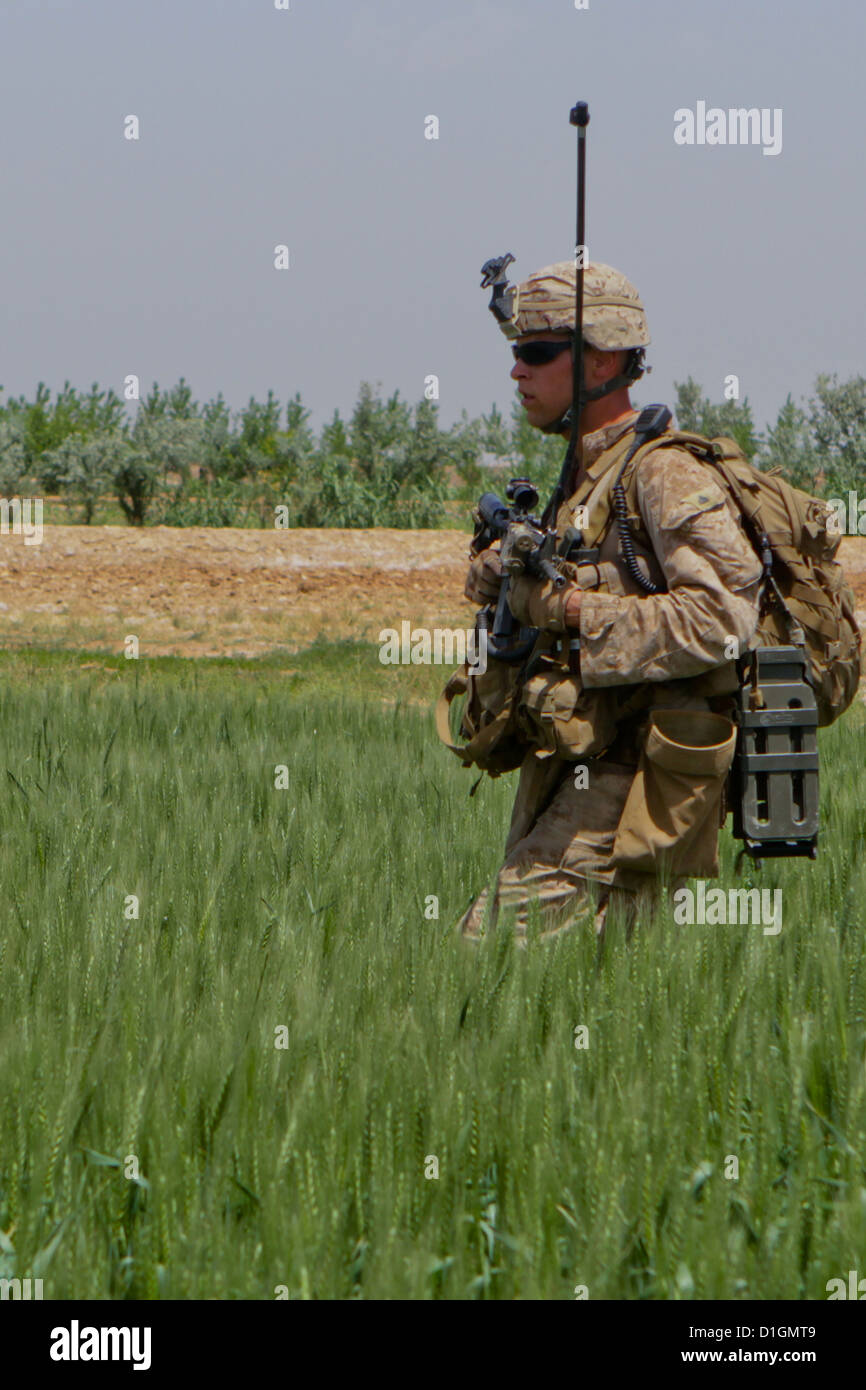 Un Marine américain patrouilles dans un champ le 24 avril 2012 dans Trek Nawa, Afghanistan. Banque D'Images