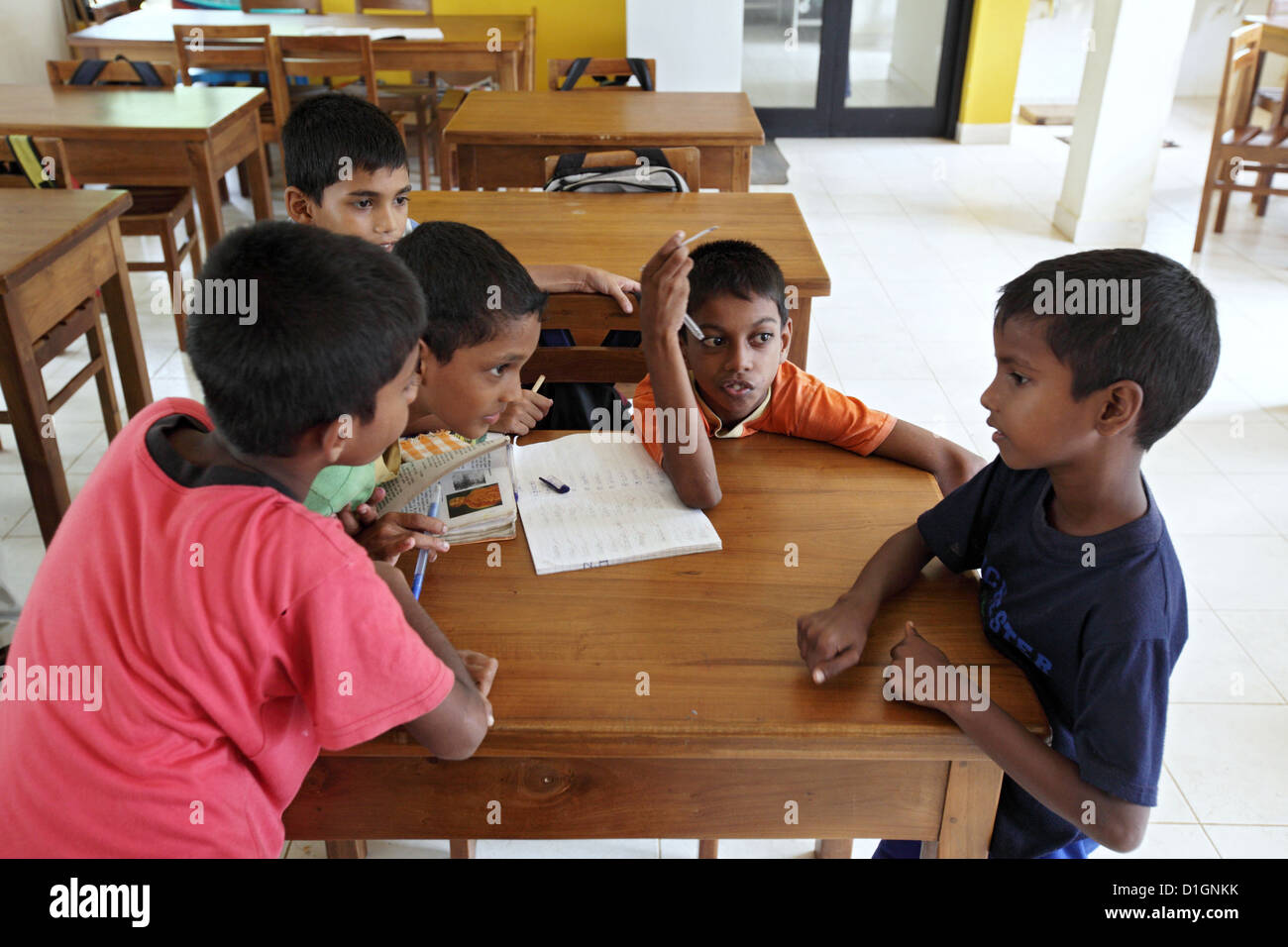 Galle, Sri Lanka, un garçon rend visite à ses amis dans un orphelinat Banque D'Images