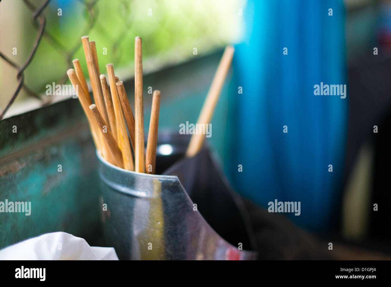 Baguettes en bois sur une route locale cafe table, près de la frontière du Laos au Vietnam Banque D'Images