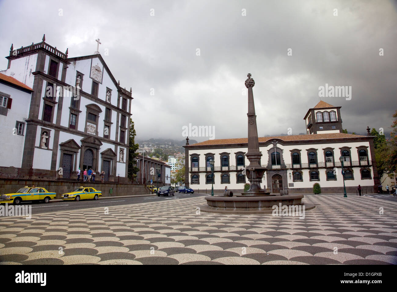La place municipale (Praca Do Municipio), de ville (Camara Municipal) et le collège (l'église Igreja di Colegio) Funchal, Madère. Banque D'Images