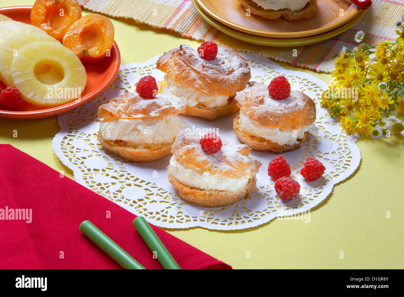 Les cookies à la crème et framboises Banque D'Images