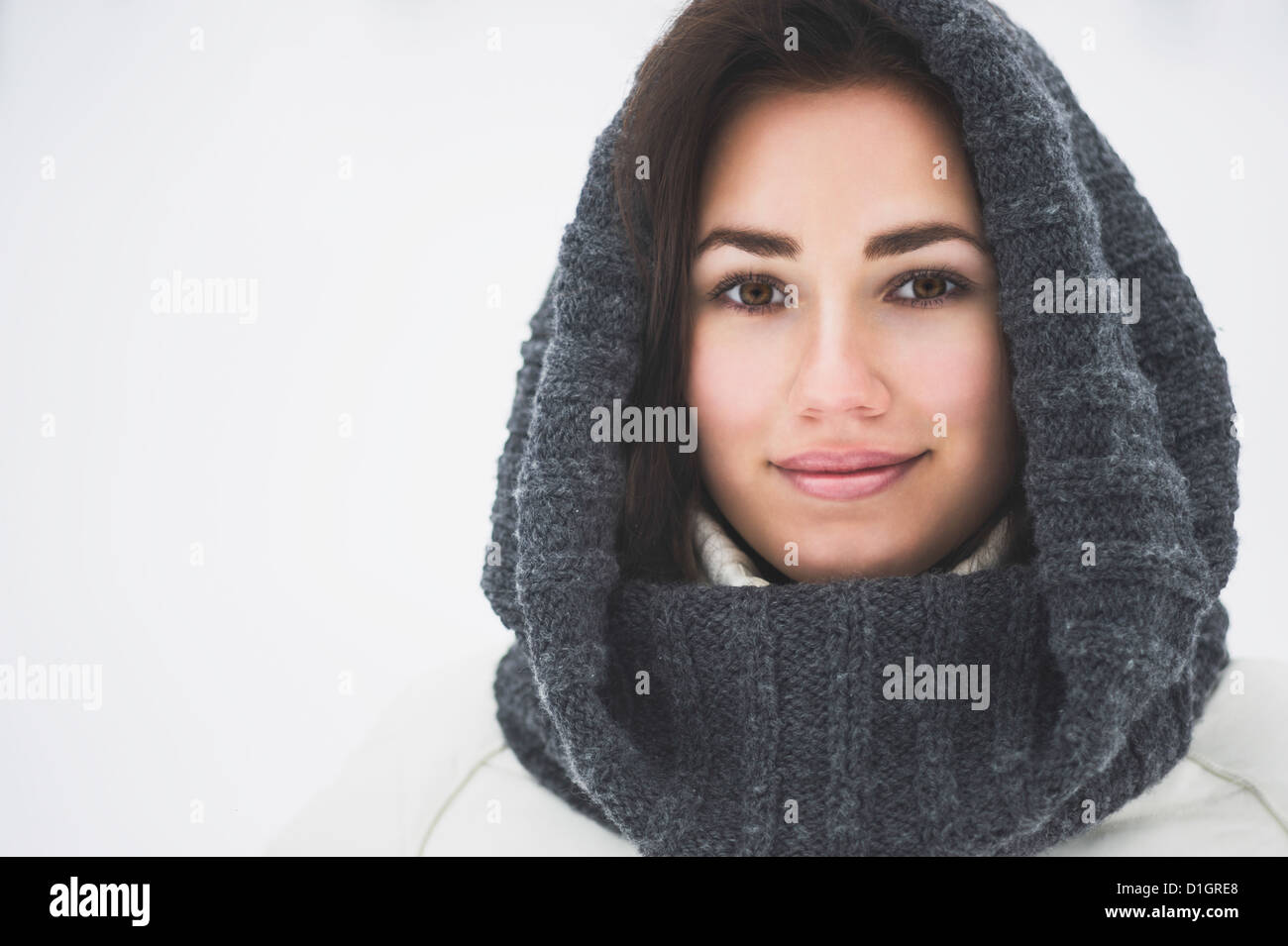 Portrait de belle jeune fille en hiver jour Banque D'Images