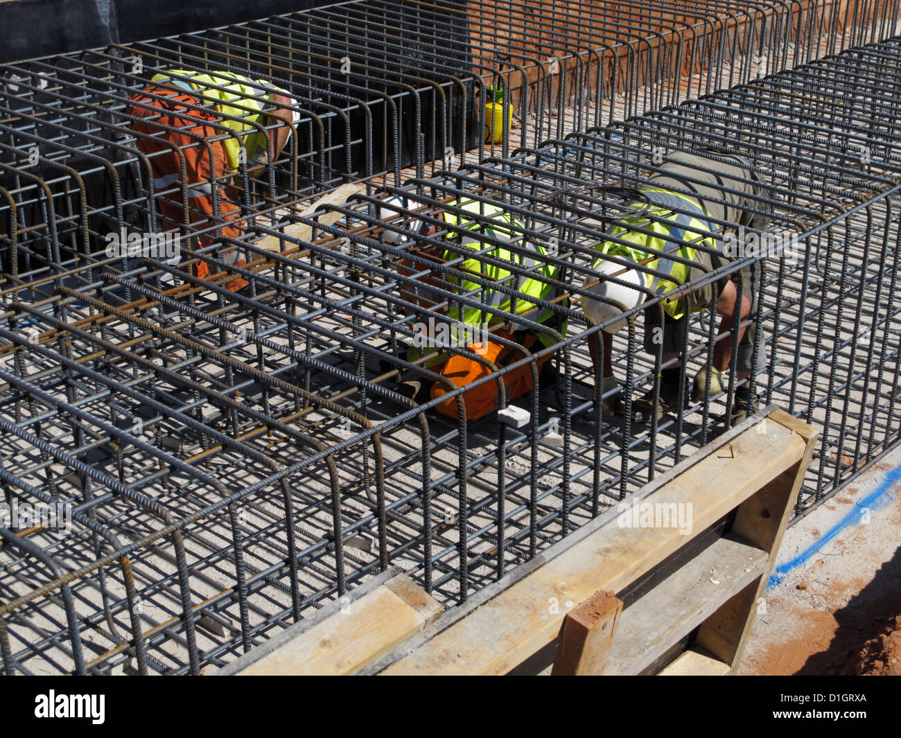 Barres de renfort en acier liant fixateur dans un bâtiment de construction de base de la fondation du pont de génie civil site UK Banque D'Images