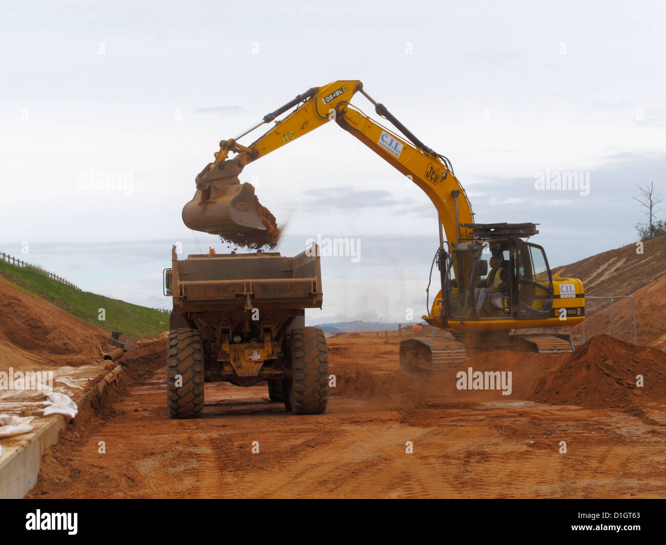 Pelleteuse à chenilles digger grand chargement camion benne Volvo camion  benne site road building site uk Photo Stock - Alamy