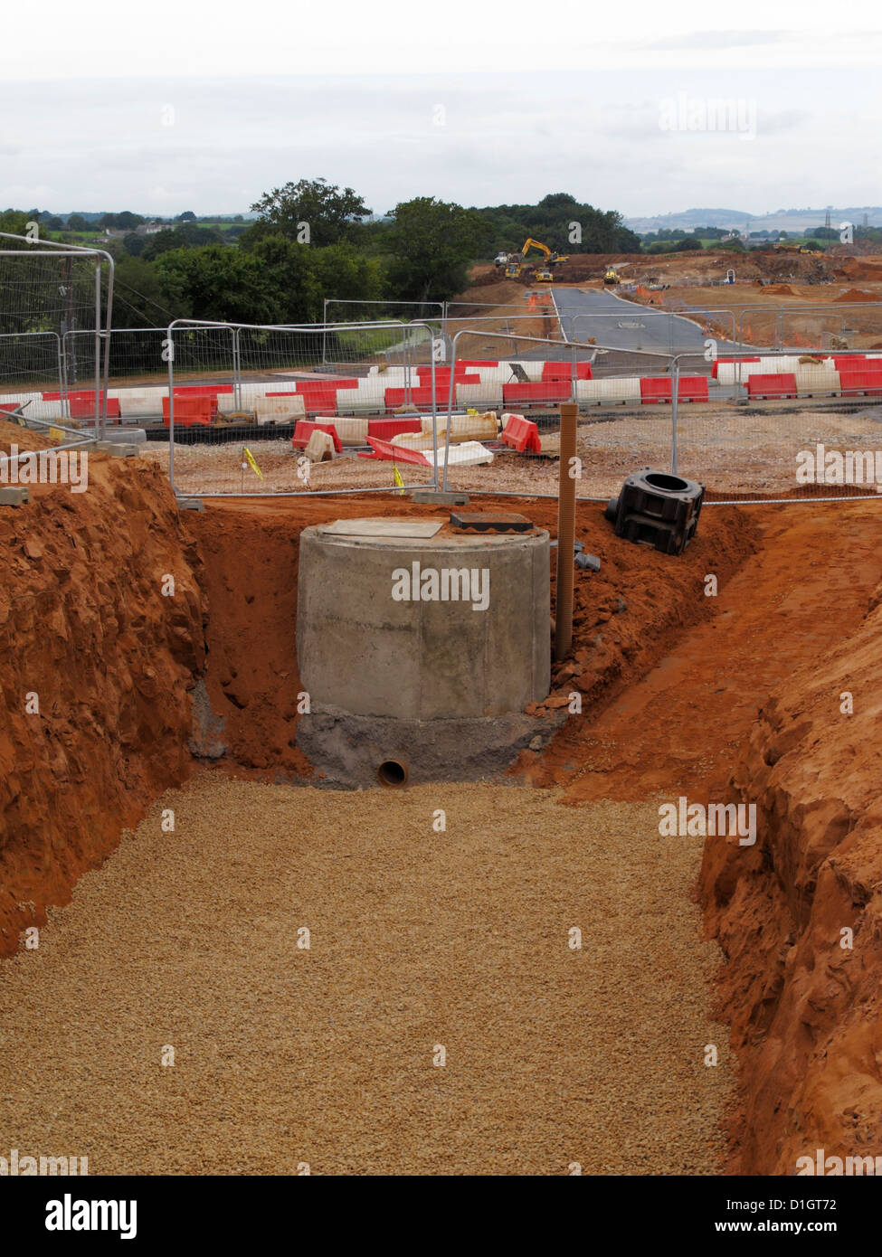 Enterré avec réservoir d'atténuation de la chambre d'inspection de trou d'eau de surface durable système de drainage SUDS construction de routes UK Banque D'Images