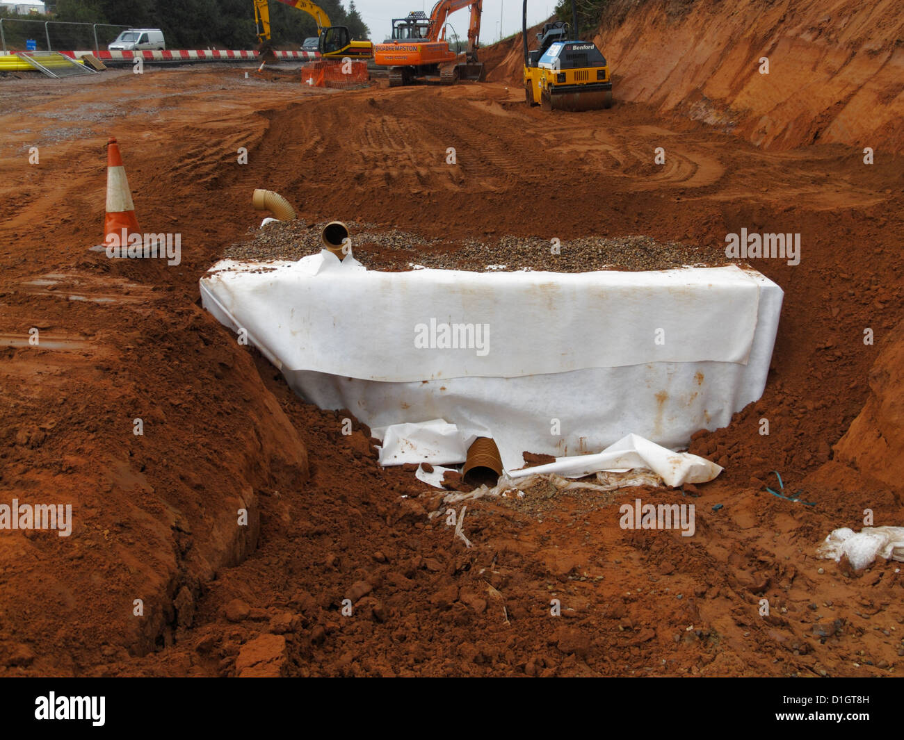 En partie remblayée drainage durable stormbloc caisse plastique système de réservoir d'atténuation sur Royaume-Uni new road construction site Banque D'Images
