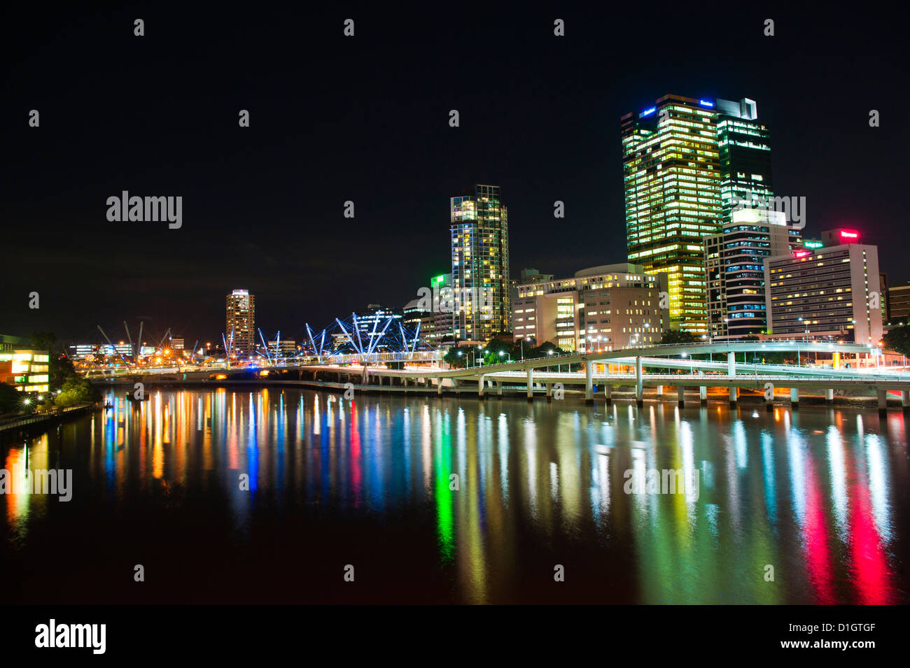 Reflet de couleur sur les toits de la ville dans la nuit de la rivière Brisbane, Brisbane, Queensland, Australie, Pacifique Banque D'Images