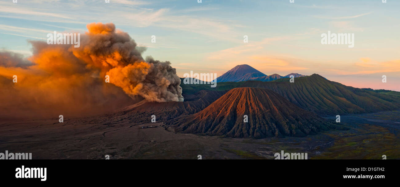 Le Mont Bromo (Gunung Bromo), un volcan en éruption, au lever du soleil, nuages de cendres à vomir, à l'Est de Java, en Indonésie, en Asie du sud-est Banque D'Images