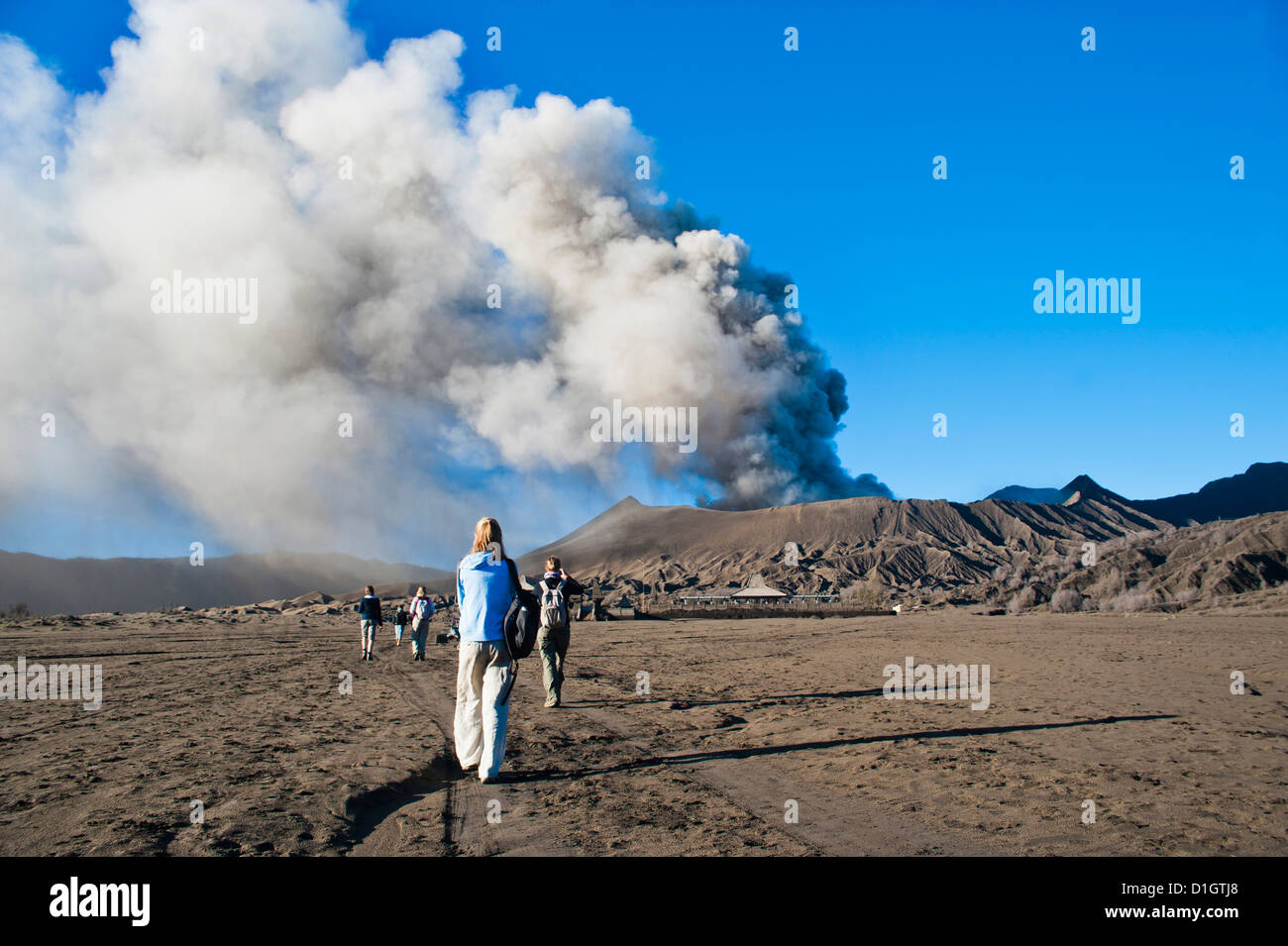 Les touristes regardant le Mont Bromo, un volcan en éruption, dans l'Est de Java, en Indonésie, en Asie du Sud-Est, l'Asie Banque D'Images