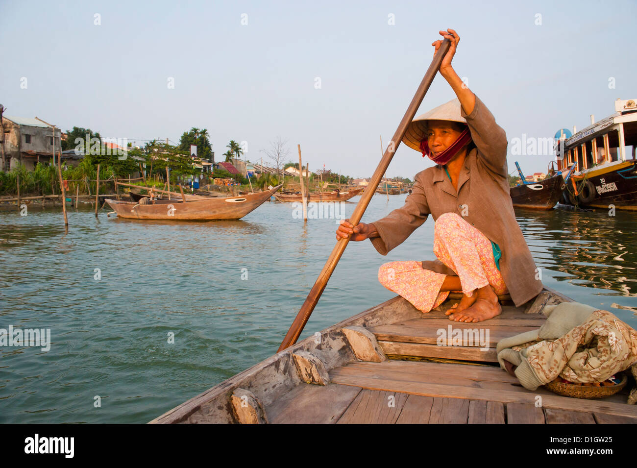 Vieille dame l'aviron dans le port d'Hoi An, Vietnam, Indochine, Asie du Sud-Est, l'Asie Banque D'Images