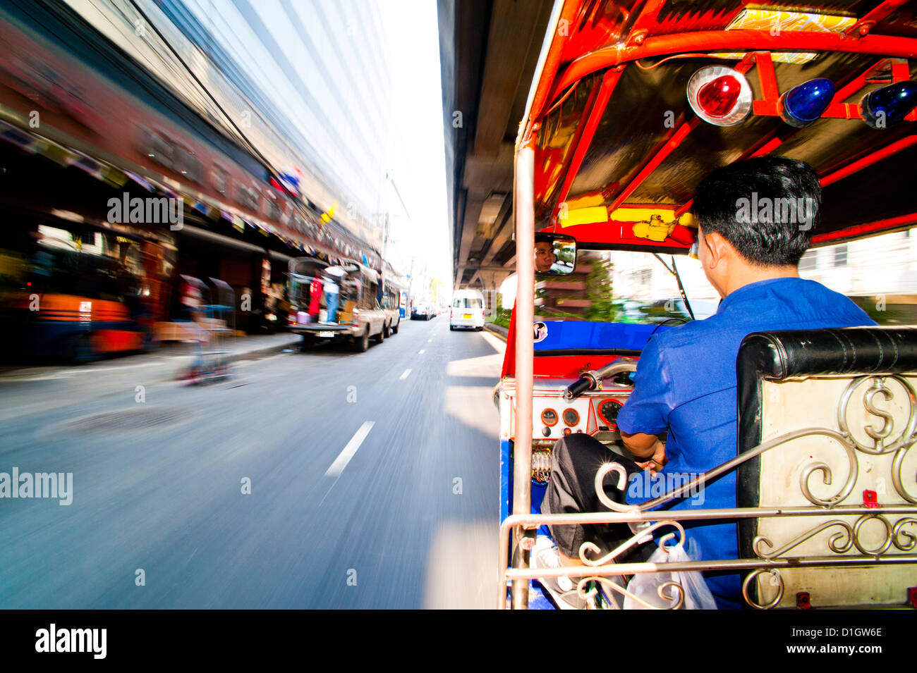 L'accélération du conducteur de tuk tuk à Bangkok, Thaïlande, Asie du Sud, Asie Banque D'Images