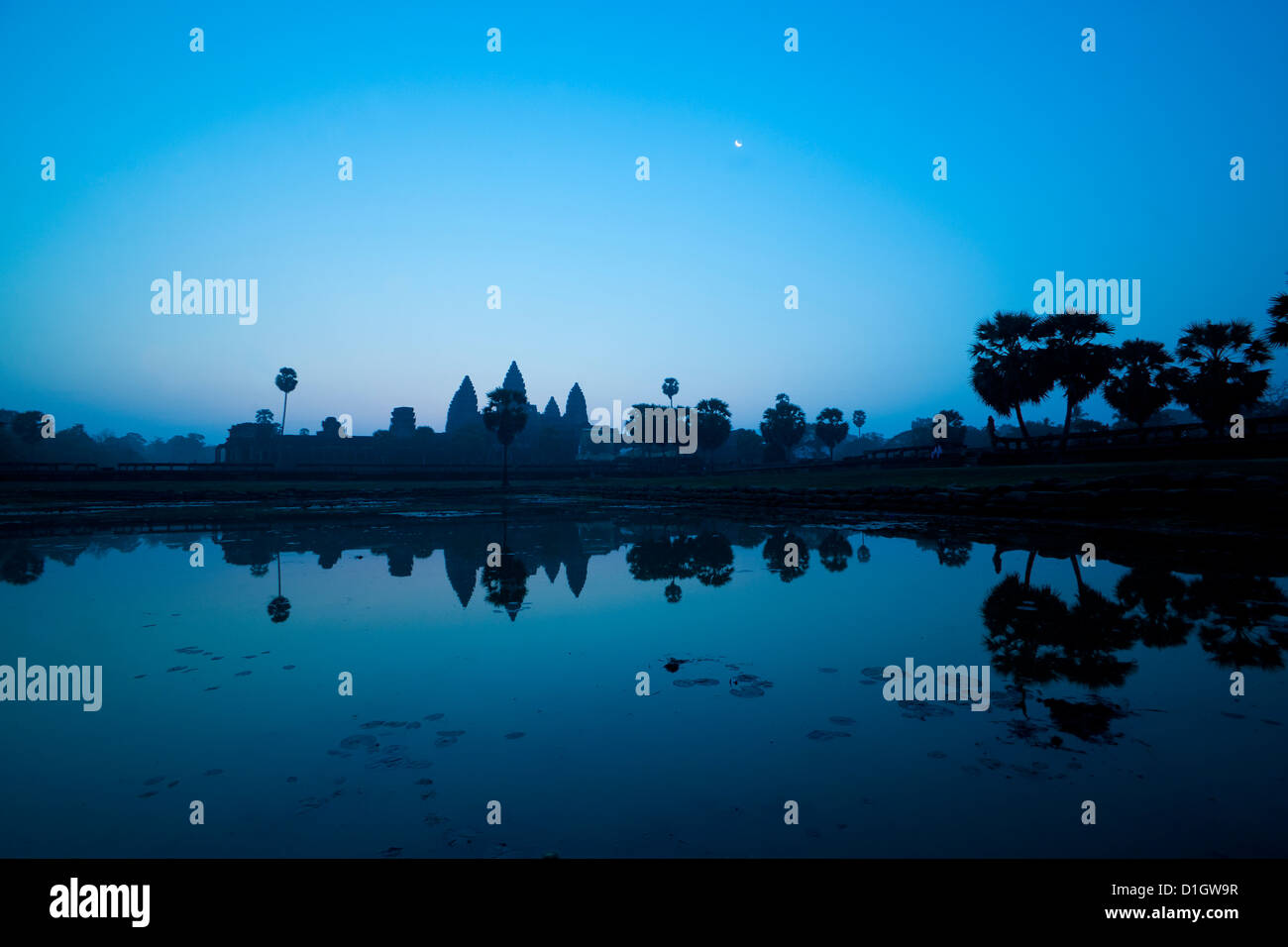 Temple d'Angkor Wat et la lune la nuit, Temples d'Angkor, la Province de Siem Reap, Cambodge, Indochine, Asie du Sud, Asie Banque D'Images