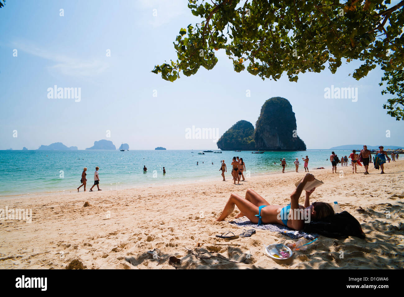 Soleil et touristiques sur lecture, plage d'Ao Phra Nang Railay (Rai Leh), la Thaïlande du Sud, en Asie du Sud-Est, l'Asie Banque D'Images