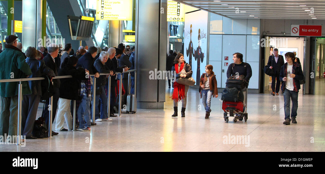 London Heathrow Airport Terminal 5 arrivées le 21 décembre 2012. Les passagers arrivent à l'aéroport de Londres Heathrow à temps pour les vacances de Noël. Aujourd'hui devrait être la plus achalandée de l'année pour les aéroports du Royaume-Uni. Crédit : Colin Bennett / Alamy Live News Banque D'Images