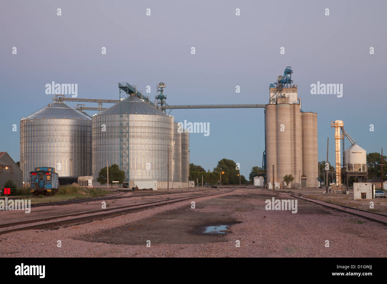 Les voies ferroviaires, les silos à grains et de l'élévateur à Redfield, Dakota du Sud, au crépuscule. Banque D'Images