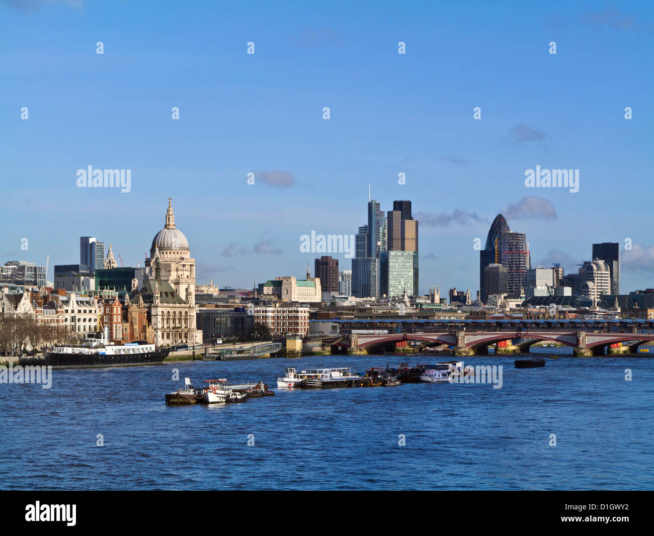 Ville de Londres et la Tamise vue de Waterloo Bridge, London UK Banque D'Images