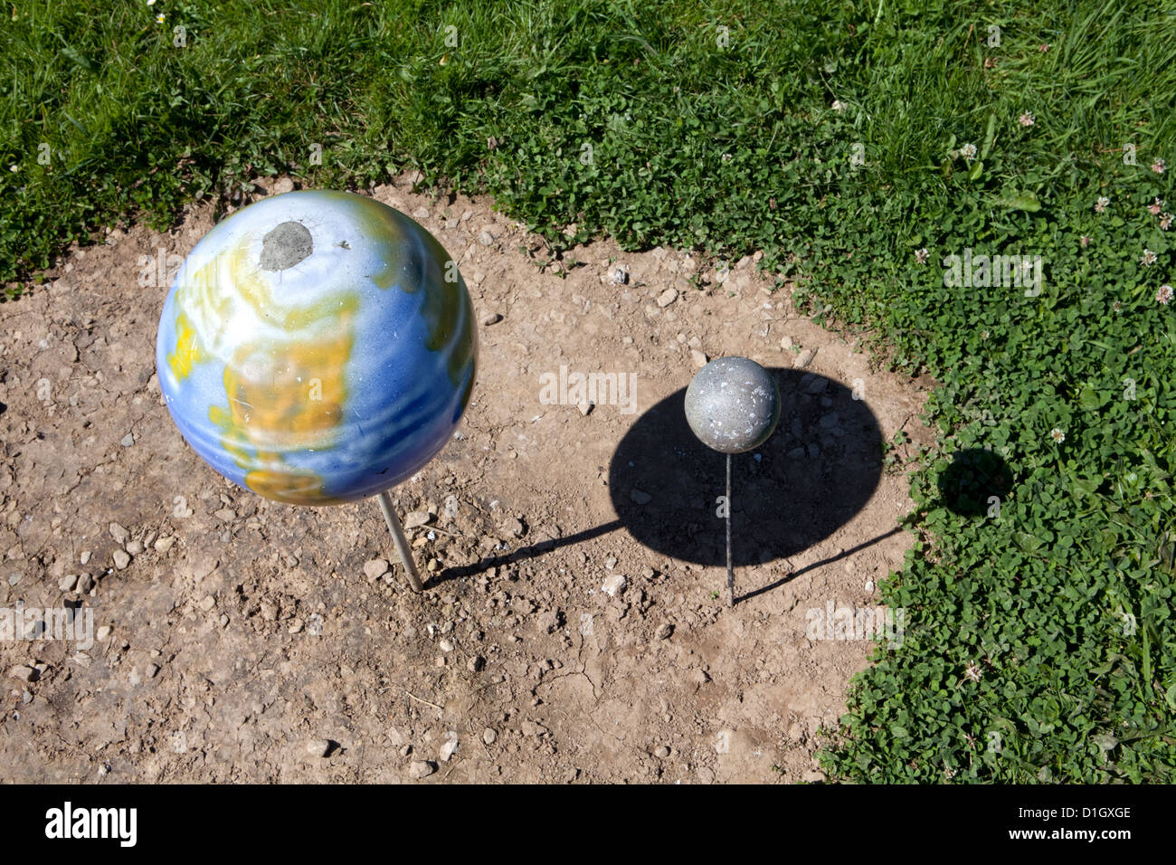 Le modèle de la terre et la lune, Modelle von Erde und Mond mit Schatten, Euro Space Center, Transinne, Belgique, Europa Banque D'Images