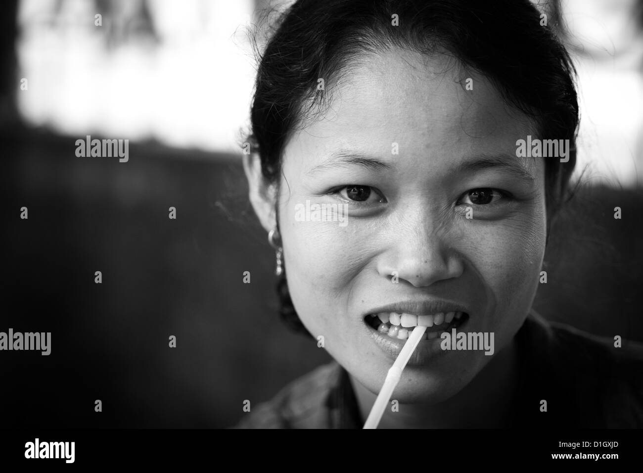 Vietnamienne de boire avec une paille Banque D'Images