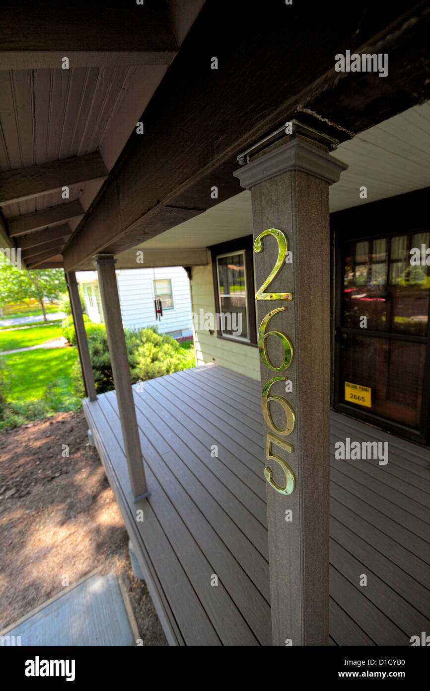 Les numéros de 2665 porche au-dessus d'un nouveau pont en plastique composite, porche. Permis de construire en fenêtre. Banque D'Images