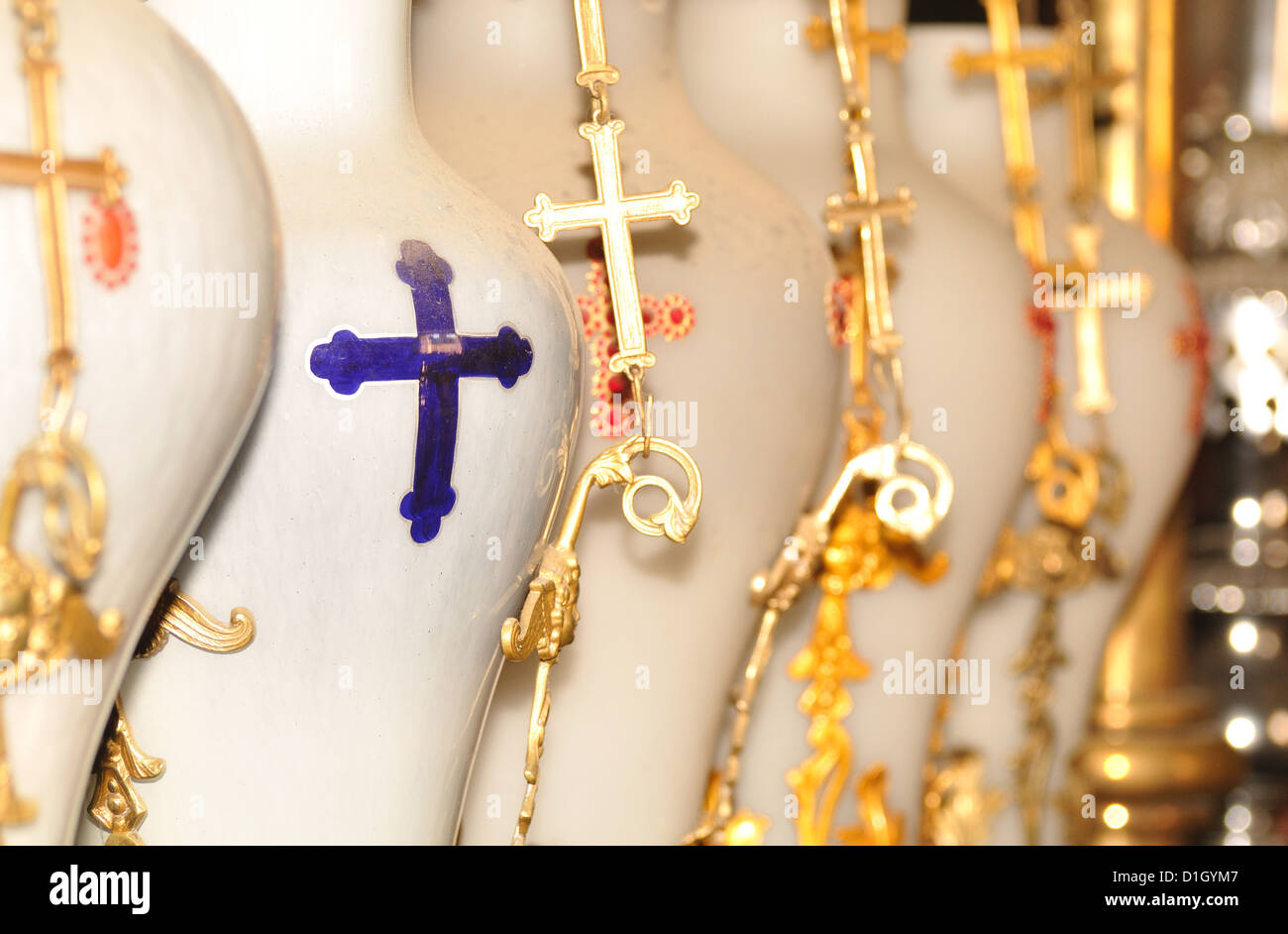 Les lampes de l'église Saint-Sépulcre dans le quartier chrétien de la vieille ville de Jérusalem. Banque D'Images