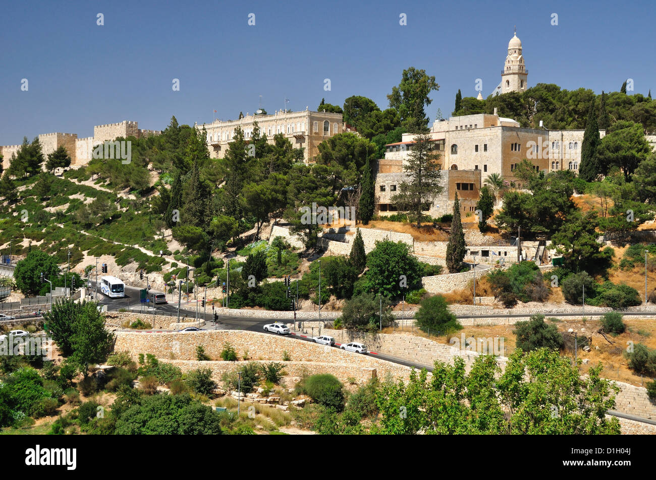 Vue sur le paysage urbain de Jérusalem depuis le mur de la vieille ville. Banque D'Images