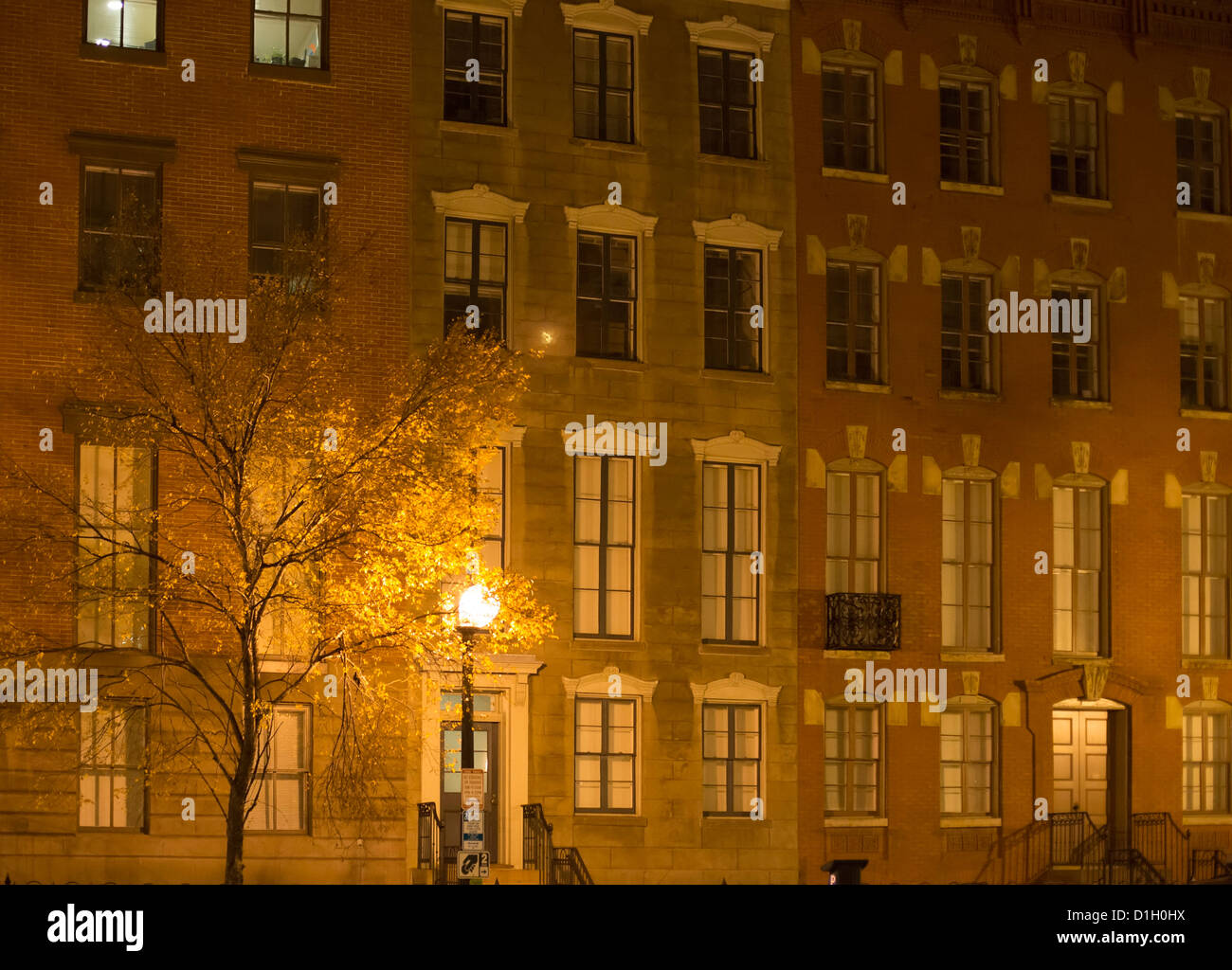 Washington, DC - bâtiments le long d'une rue de ville de nuit. Banque D'Images