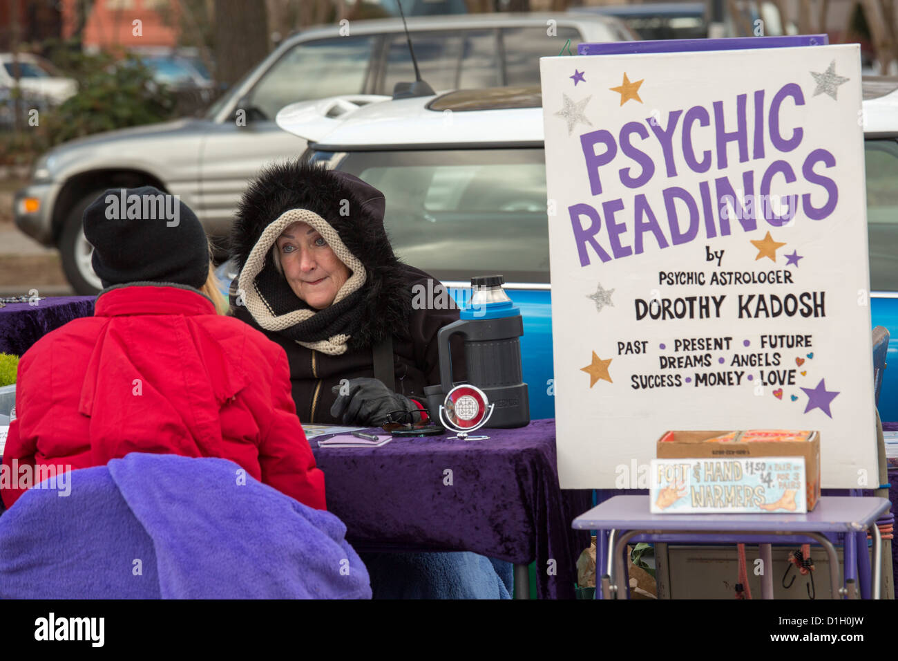 Washington, DC - une femme donne des lectures psychiques sur un coin de rue sur le marché de l'est quartier. Banque D'Images