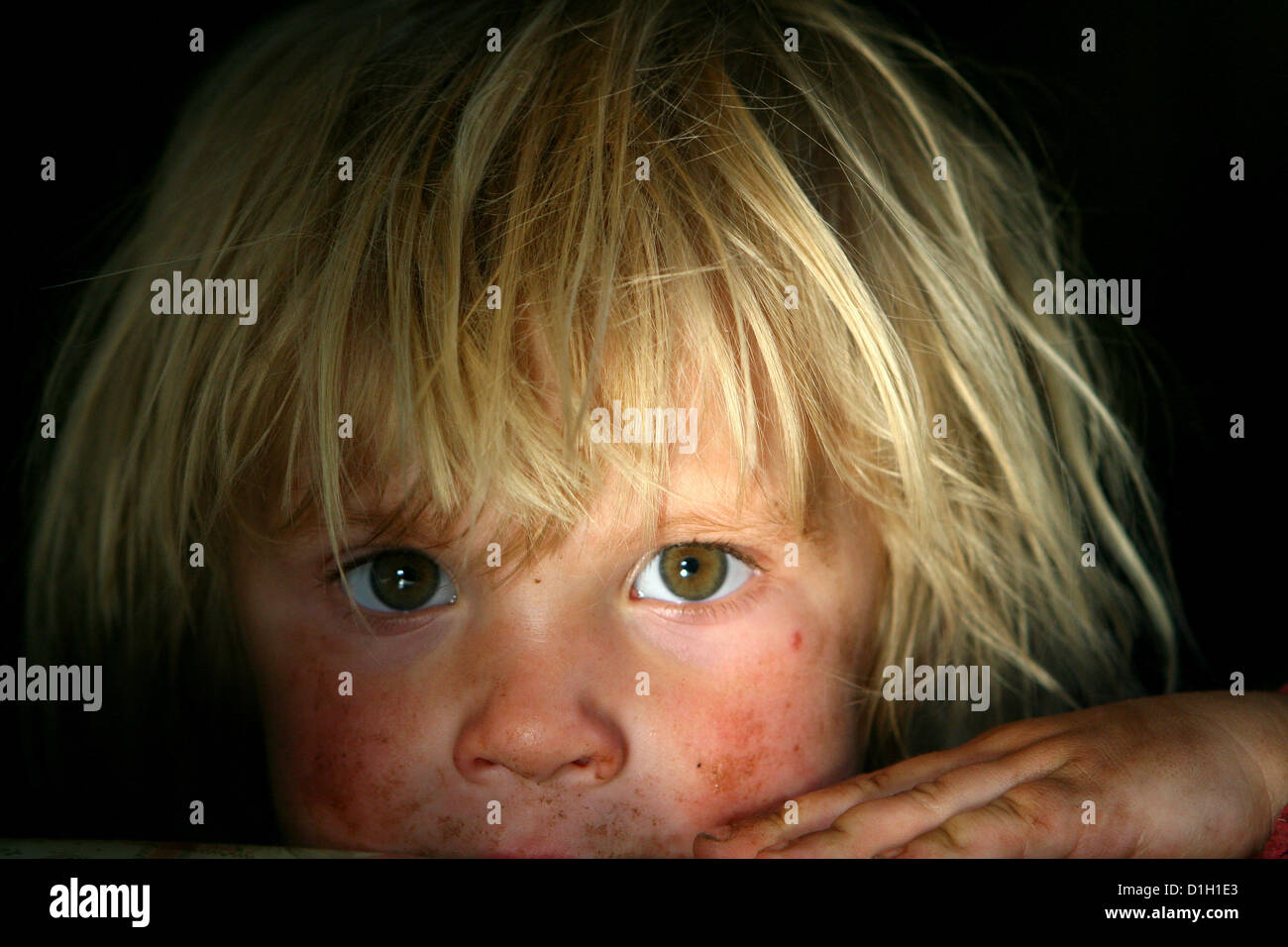 portrait d'un garçon blond visage sale tout-petit, enfant, enfant de 3-4 ans tout-petit seul Banque D'Images