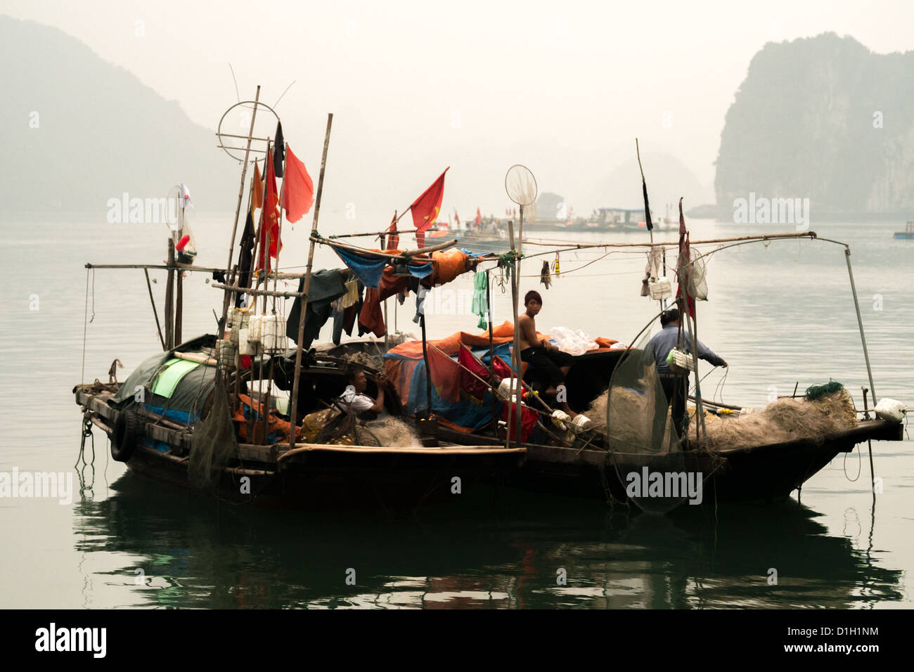 Vue générale Photo d'un bateau de pêche commerciale dans la baie d'Halong, Vietnam, Asie du sud-est Banque D'Images