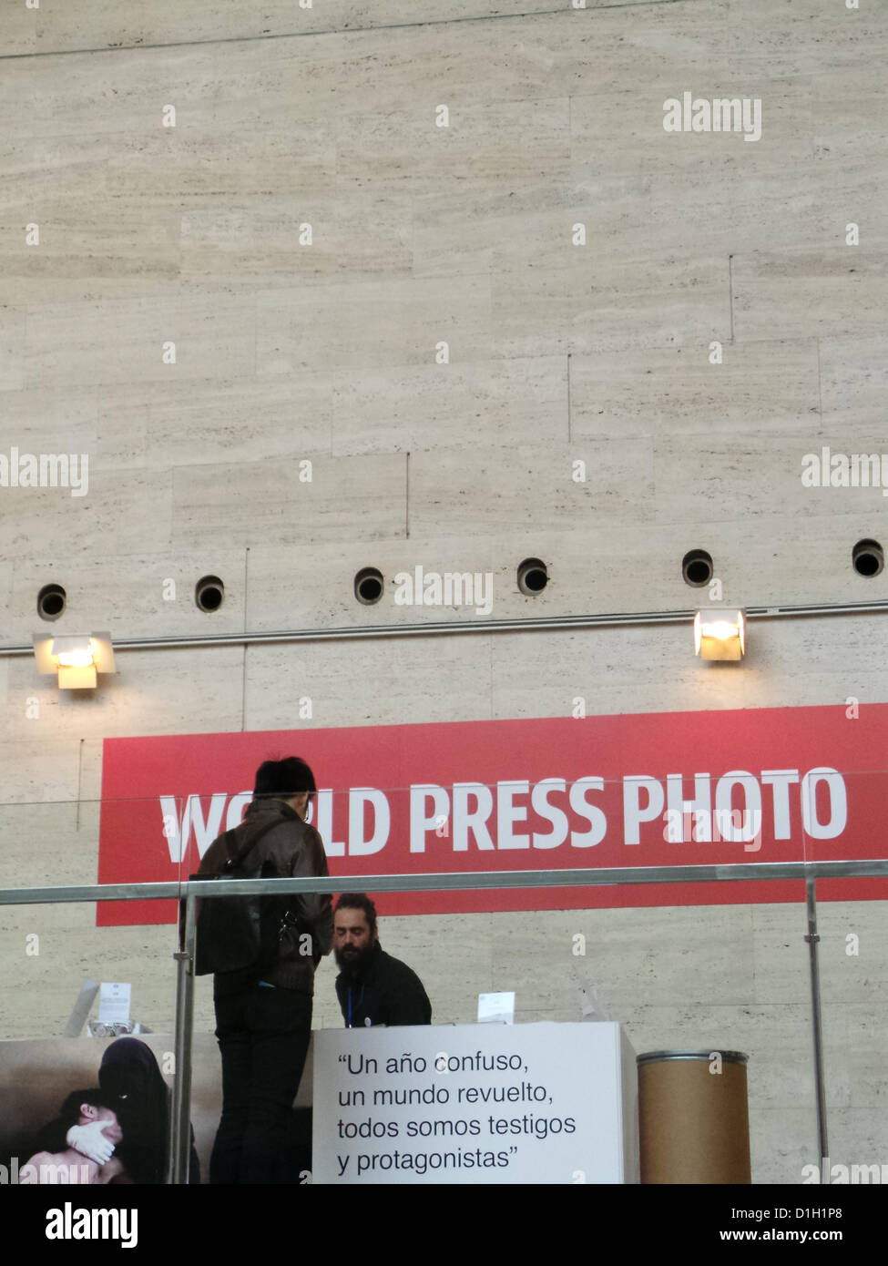 L'exposition World Press Photo à Barcelone est situé dans le Centre de Culture Contemporaine de Barcelone (CCCB) jusqu'au 6 janvier 2013. Le catalan Samuel Aranda a gagné cette année et a une exposition dans le même lieu avec le nom "Après la Révolution". Banque D'Images