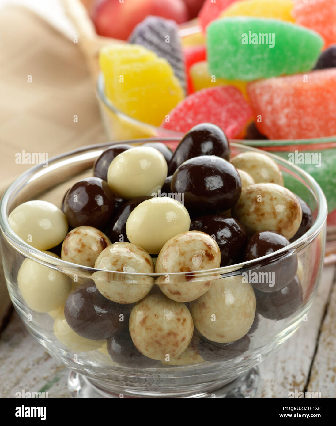 Boules au chocolat et les bonbons aux fruits aux pommes Banque D'Images