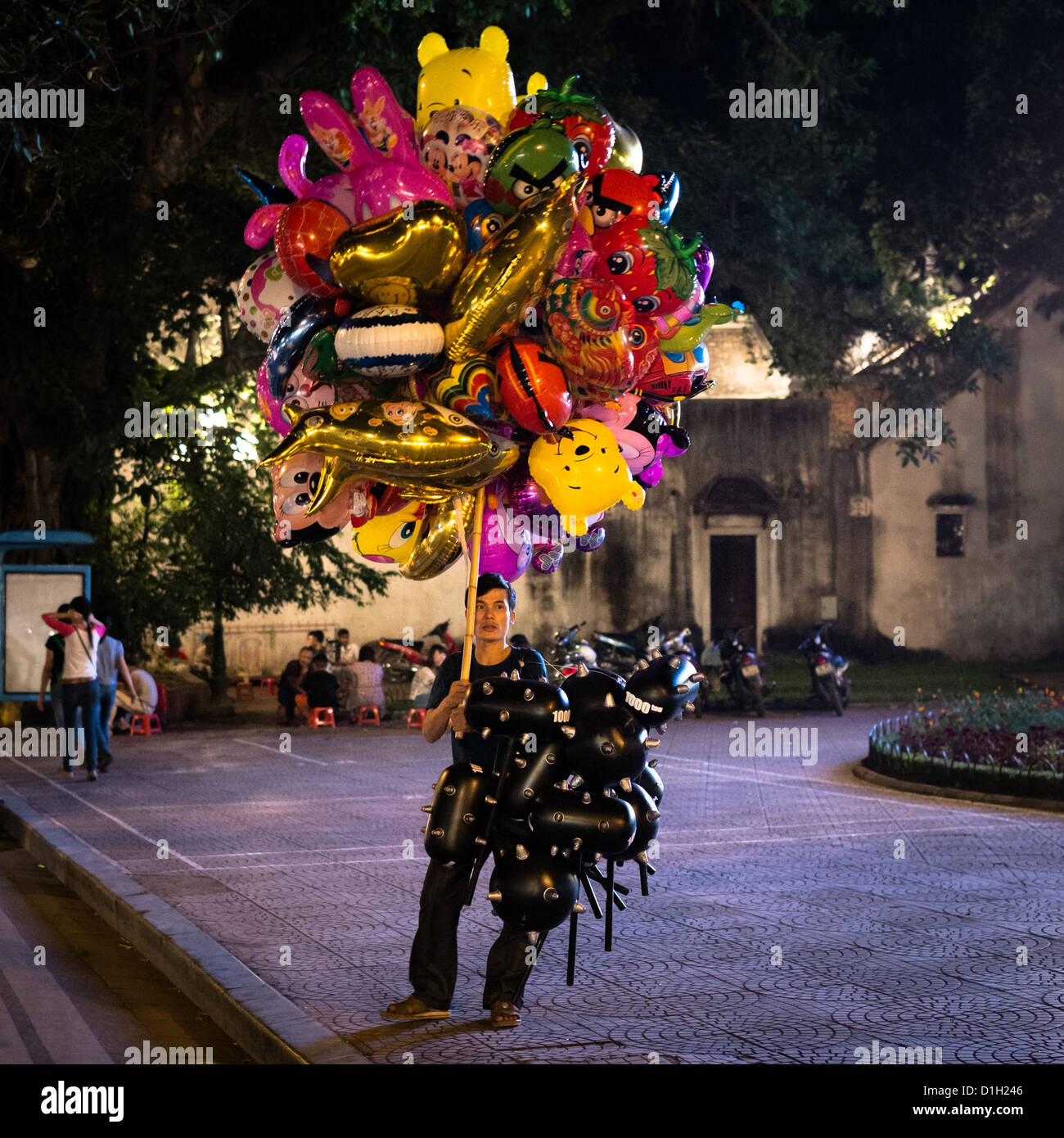 Vendeur de ballons pendant le festival lunaire à Hanoi Vietnam Banque D'Images