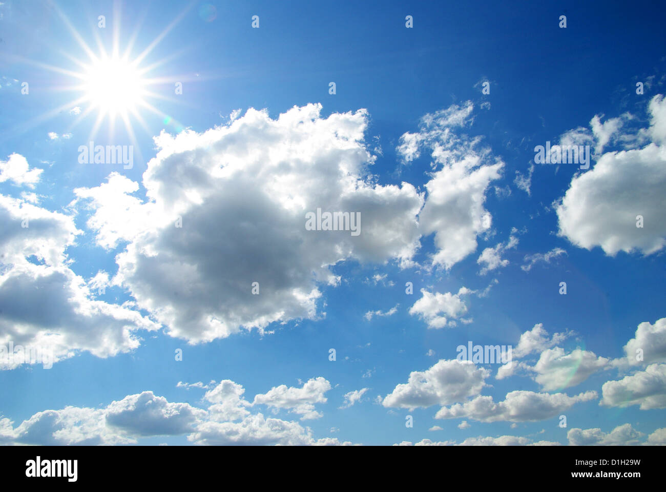 Fond de ciel ensoleillé avec nuages Banque D'Images Fond de ciel ensoleillé avec nuages Banque D'Images