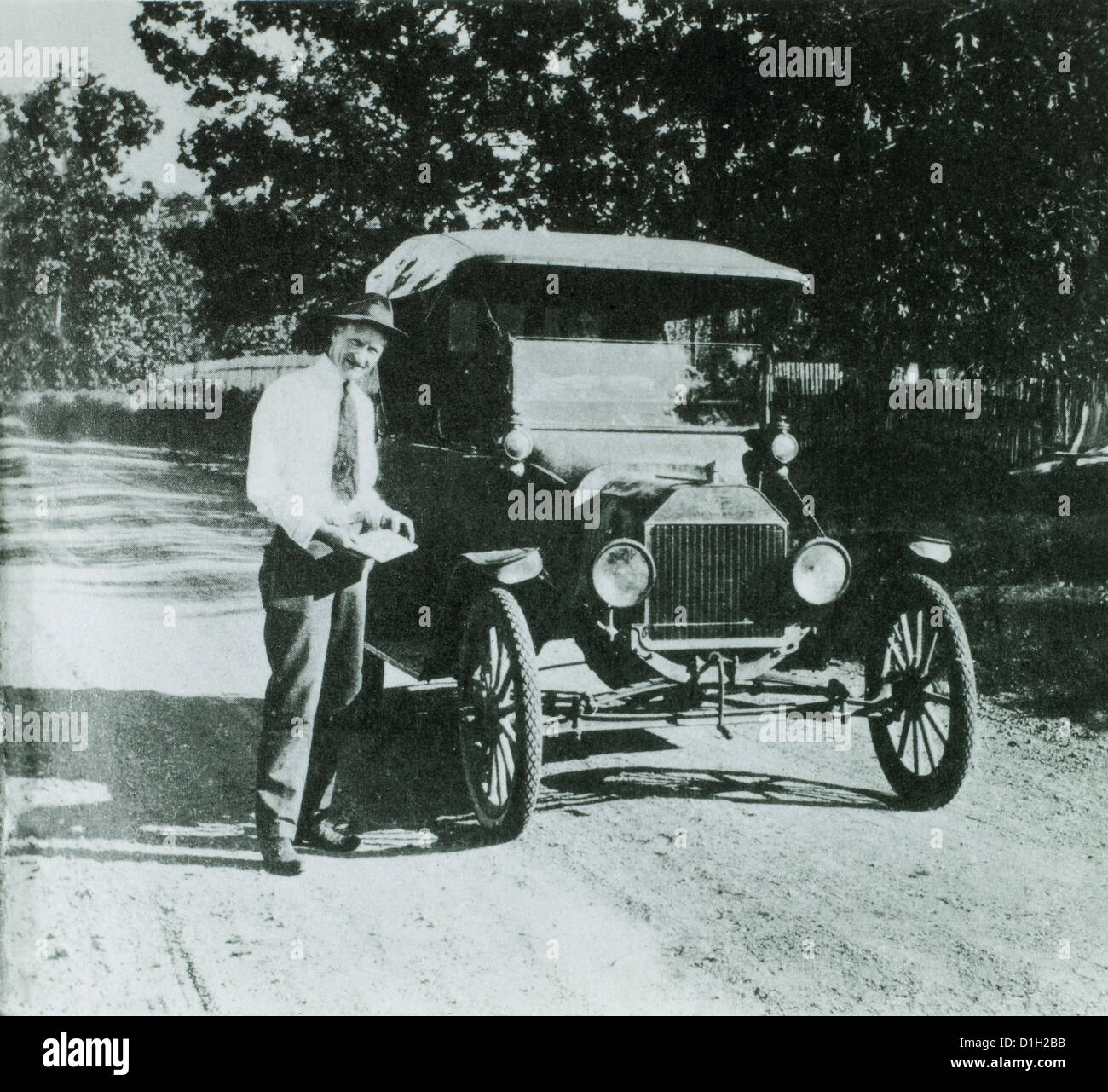 Homme debout à côté de Ford Modèle T Voiture, vers 1918 Banque D'Images