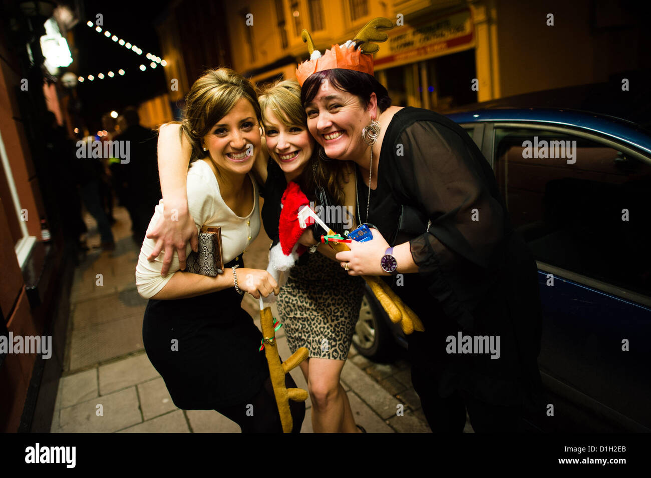 Vendredi 21 décembre 2012, le Pays de Galles Aberystwyth UK. Trois femmes sur 3 dans les rues de la "célébration vendredi' avec leurs amis et collègues. Mad vendredi est un terme familier utilisé au Royaume-Uni, se référant à la dernière vendredi avant la veille de Noël, et il est reconnu à l'échelle de la nation comme la nuit la plus achalandée de l'année. photo ©keith morris Banque D'Images
