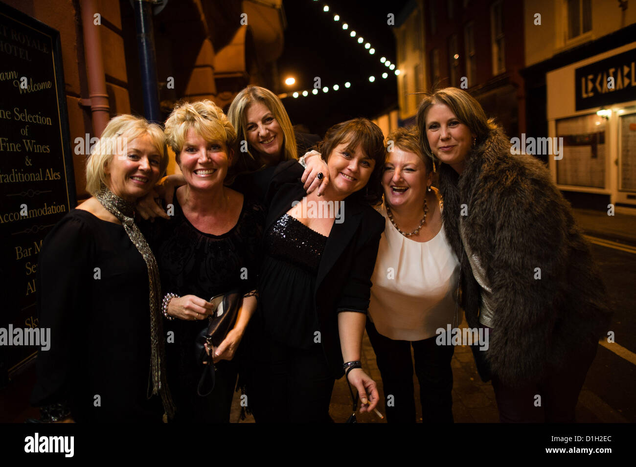 Vendredi 21 décembre 2012, le Pays de Galles Aberystwyth UK. Un groupe de 6 six femmes dans les rues de la "célébration vendredi' avec leurs amis et collègues. Mad vendredi est un terme familier utilisé au Royaume-Uni, se référant à la dernière vendredi avant la veille de Noël, et il est reconnu à l'échelle de la nation comme la nuit la plus achalandée de l'année. photo ©keith morris Banque D'Images