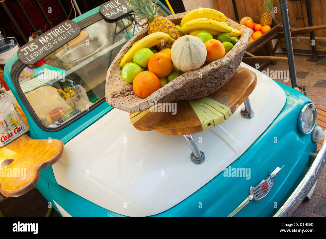 Fruits frais sur le capot d'une Fiat 500 Publicité le bar à jus à l'intérieur, Collioure, Languedoc-Roussillon, France Banque D'Images