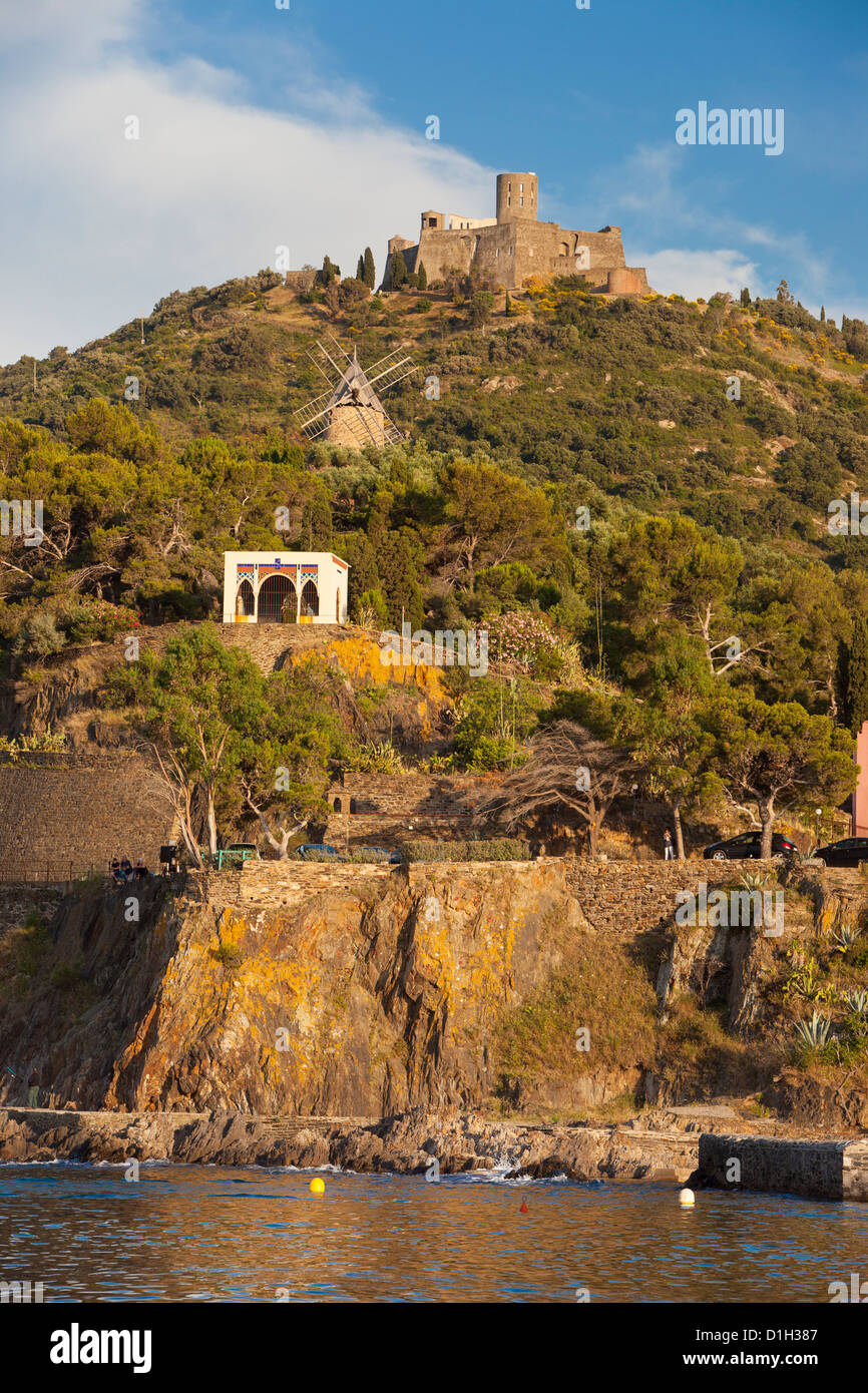 Fort Saint Elme qui montent la garde sur le port et la ville de Collioure, France, Lanquedoc-Roussillon Banque D'Images