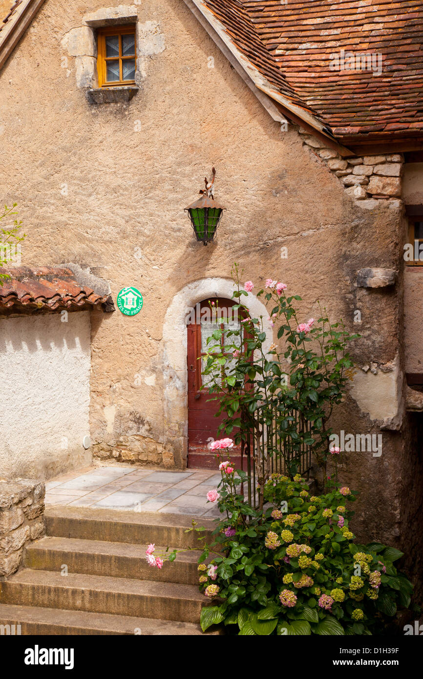 Porte avant pour petit cottage dans la ville médiévale de Saint-Cirq-Lapopie, Midi-Pyrenees, France Banque D'Images
