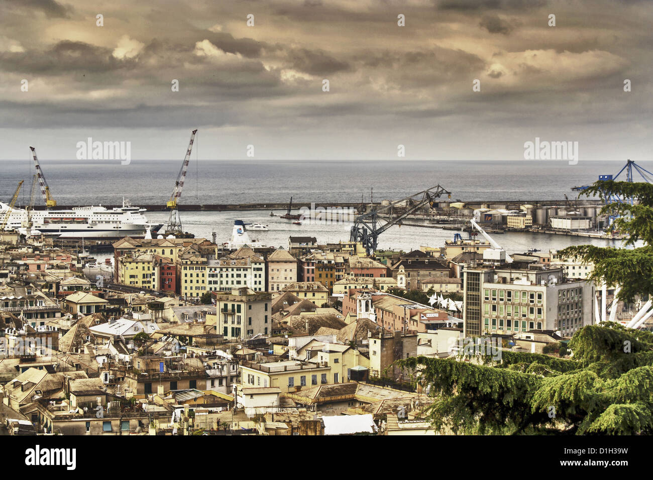 Gênes skyline avec ciel nuageux Banque D'Images